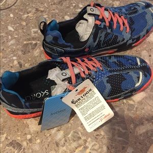 Skora Form athletic shoes